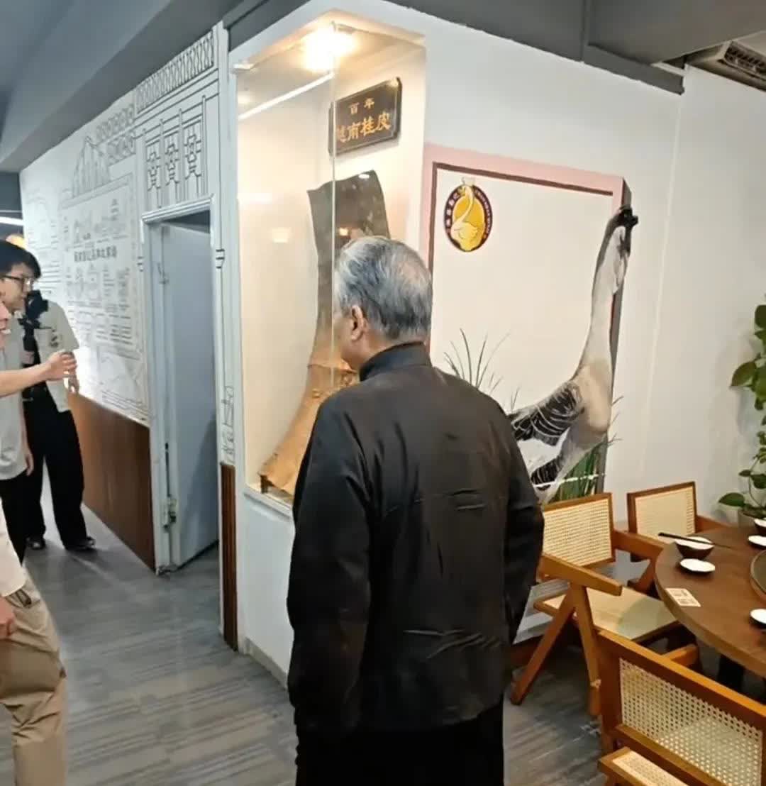 洪金宝重回汕头，走访当年拍摄《八两金》取景地，饿了到苏南勤记吃烧鹅饭。最让人