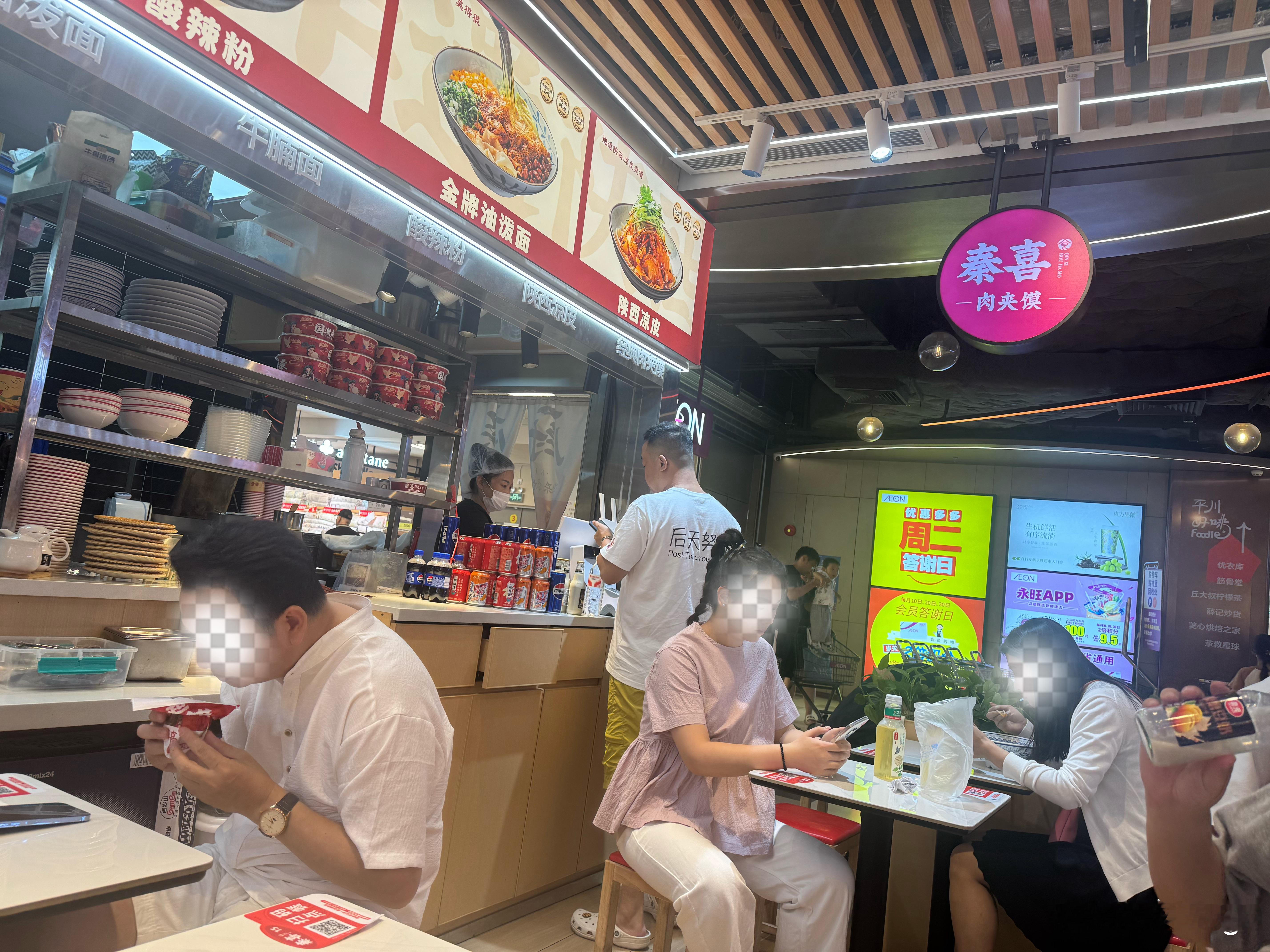 每次都是没什么人，但我一来，后面就很多人过来，老板娘很高兴，送我两颗卤蛋小生意