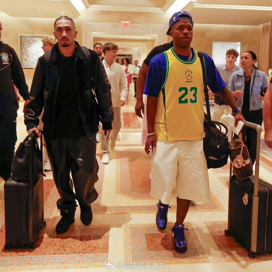 巴西1比2法国伤情反复！TNT解读拉菲尼亚半场换人核心缘由凌晨巴西法国友谊赛激烈