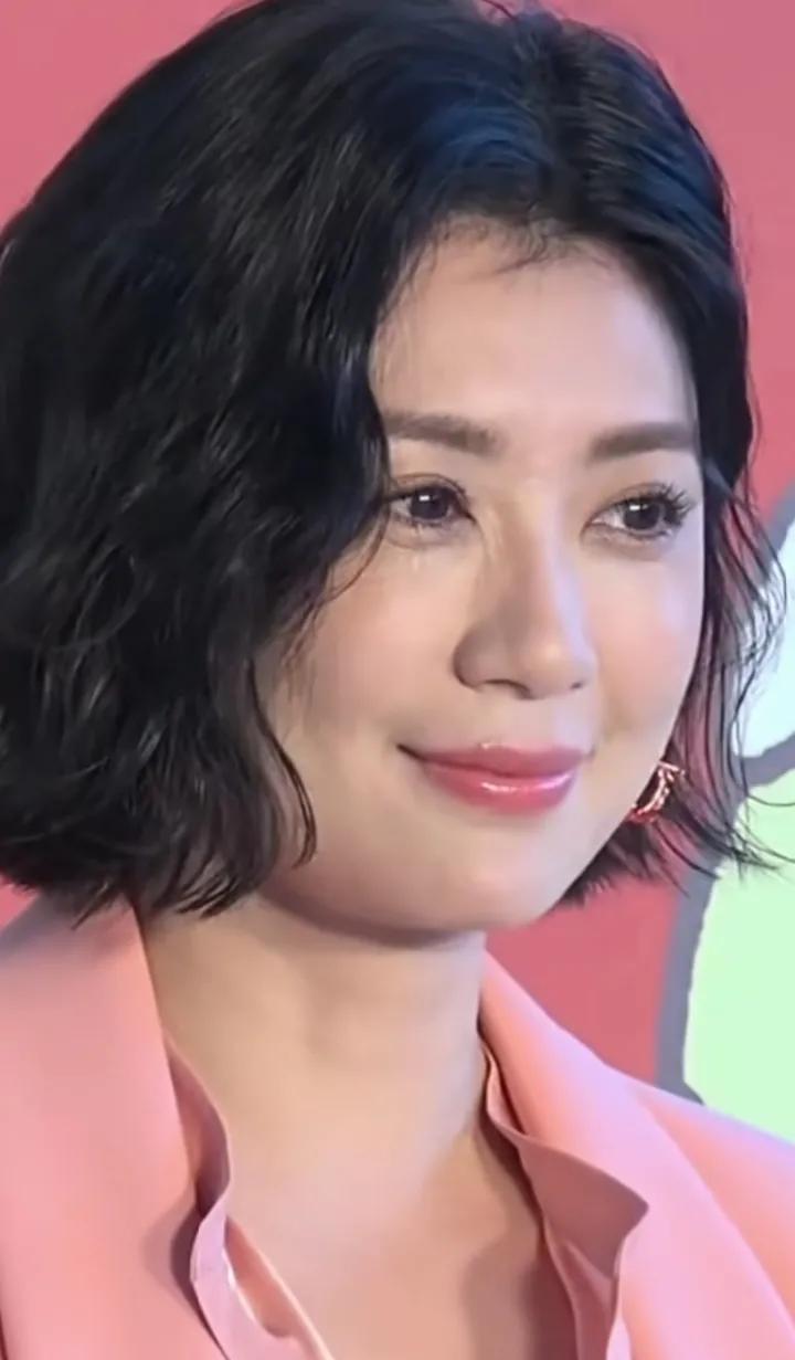 贾静雯美貌惊人，颜值吊打很多女星？我最近总在想，贾静雯的美丽是否超越了影坛常