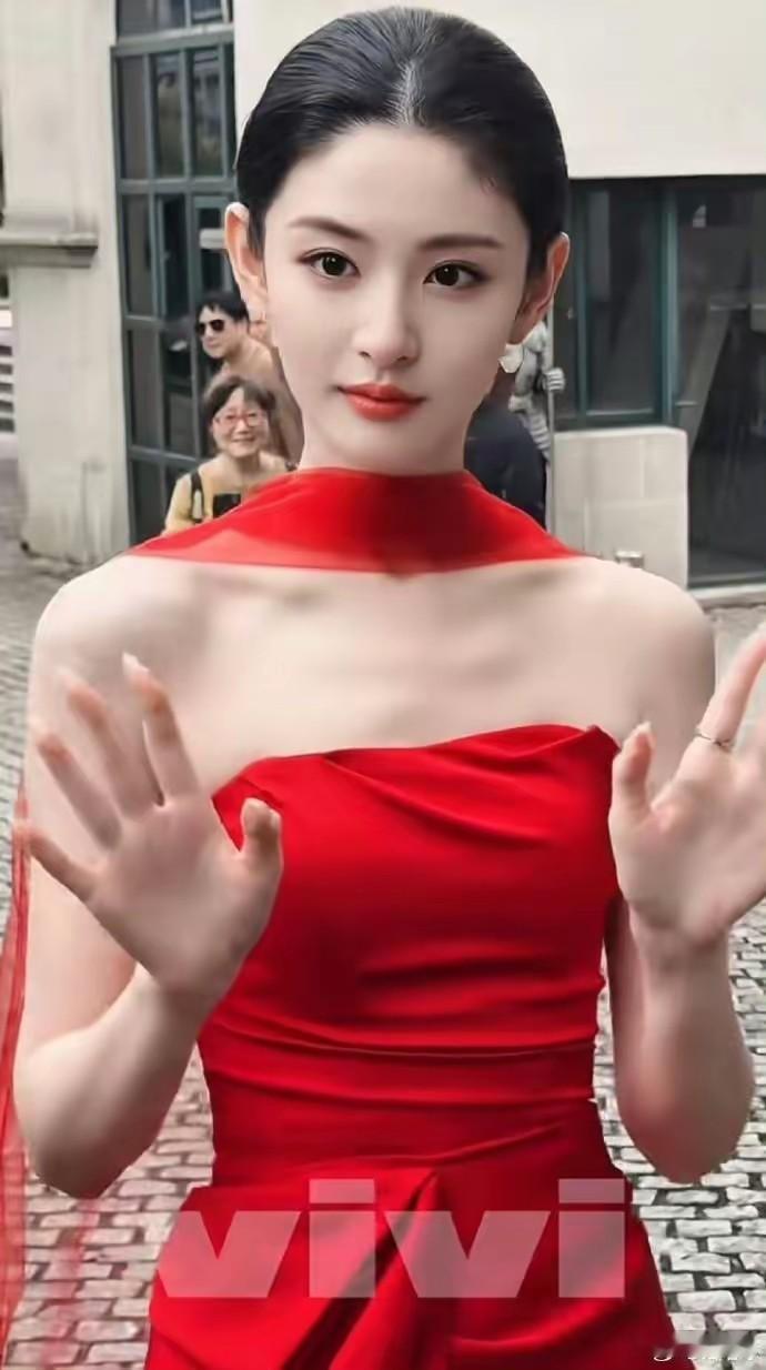 赵晴：真正的美女，扛得住大红大绿图片来自网络