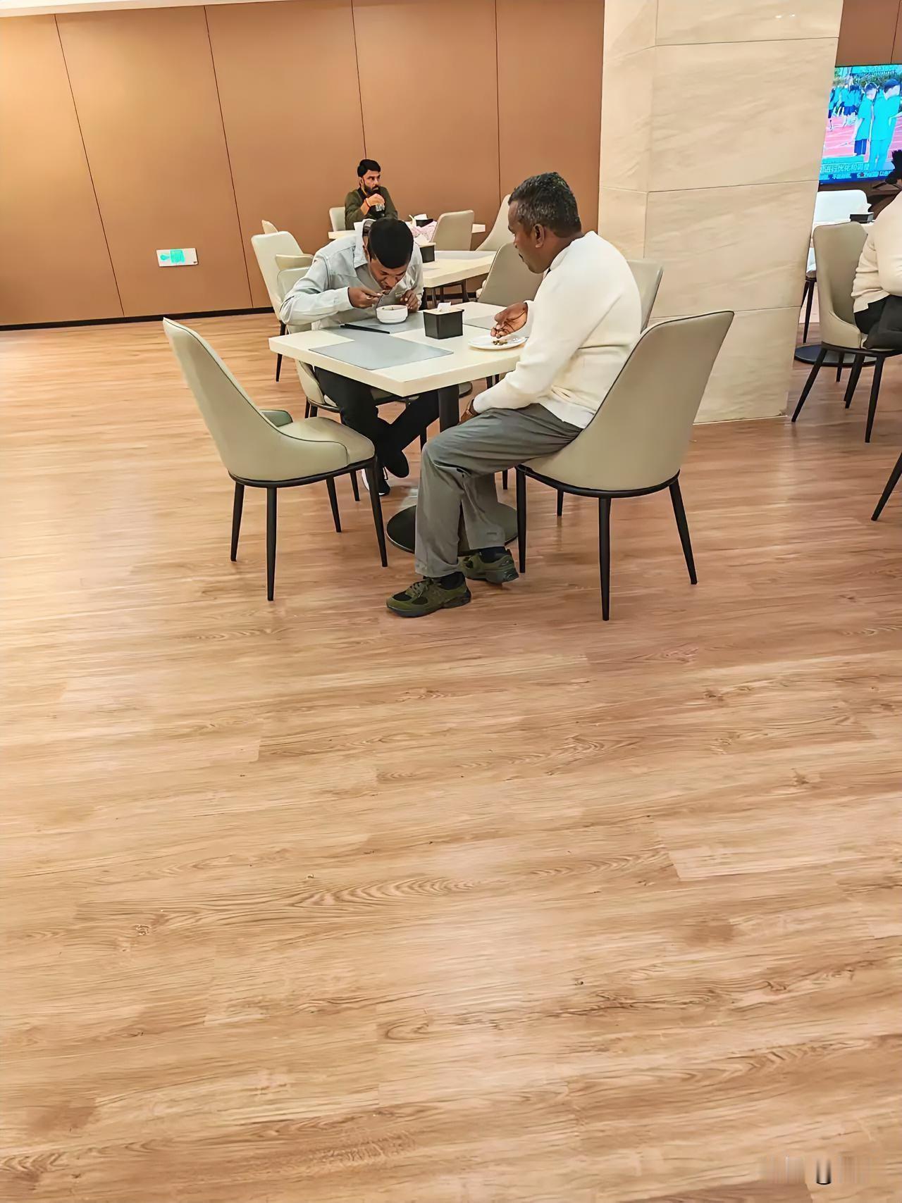 国人之所以喷印度人是有原因的，前几天刚遇到的事，北京某饭店，两个印度人好好的餐具