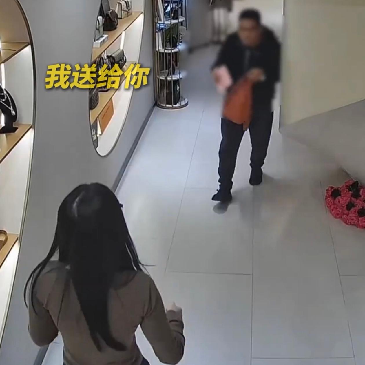 山西一男子进店搭讪女店员，遭拒绝后做的事儿真是让人头皮发麻，直接拿人家的杯子就喝