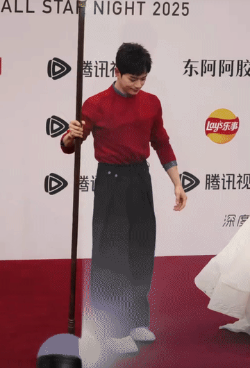 这两人在干嘛？女的一直垮着个脸，一脸不高兴的样子。