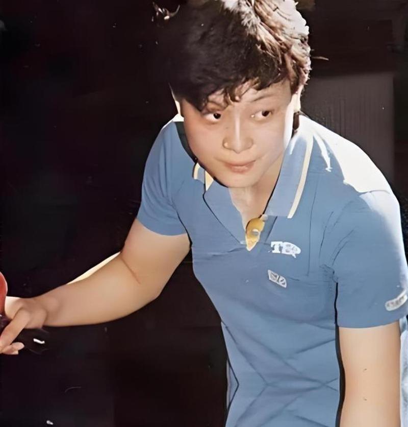 在上海静安寺旁的一家本帮菜馆里，一盘热气腾腾的油爆虾端上桌，61岁的何智丽操着一