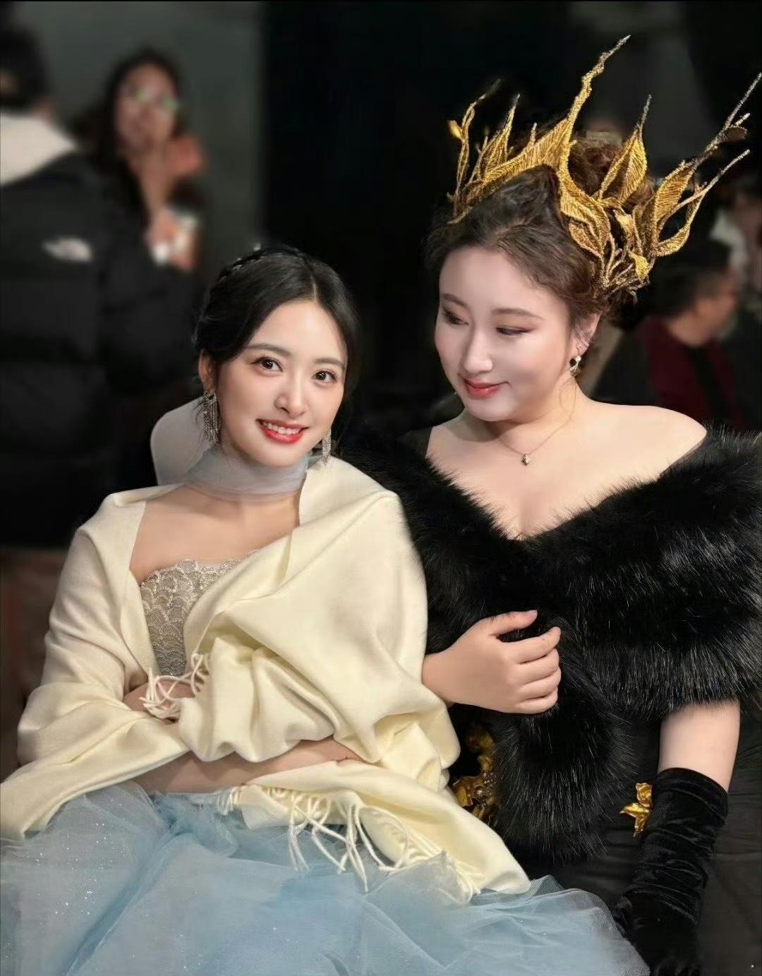 锤娜丽莎：月月，这张合照发出去啦，你快看看图一！￼沈月：哎呀妈呀，真的不知道怎