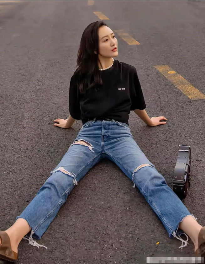 王鸥，170cm，牛仔裤的线头太多的，忘了修剪一下吗？