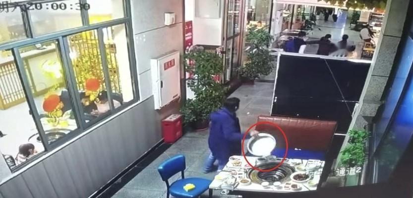 11月15日，重庆江津区一家火锅店，5名顾客吃完火锅，没付钱还把锅给抱走了。原来
