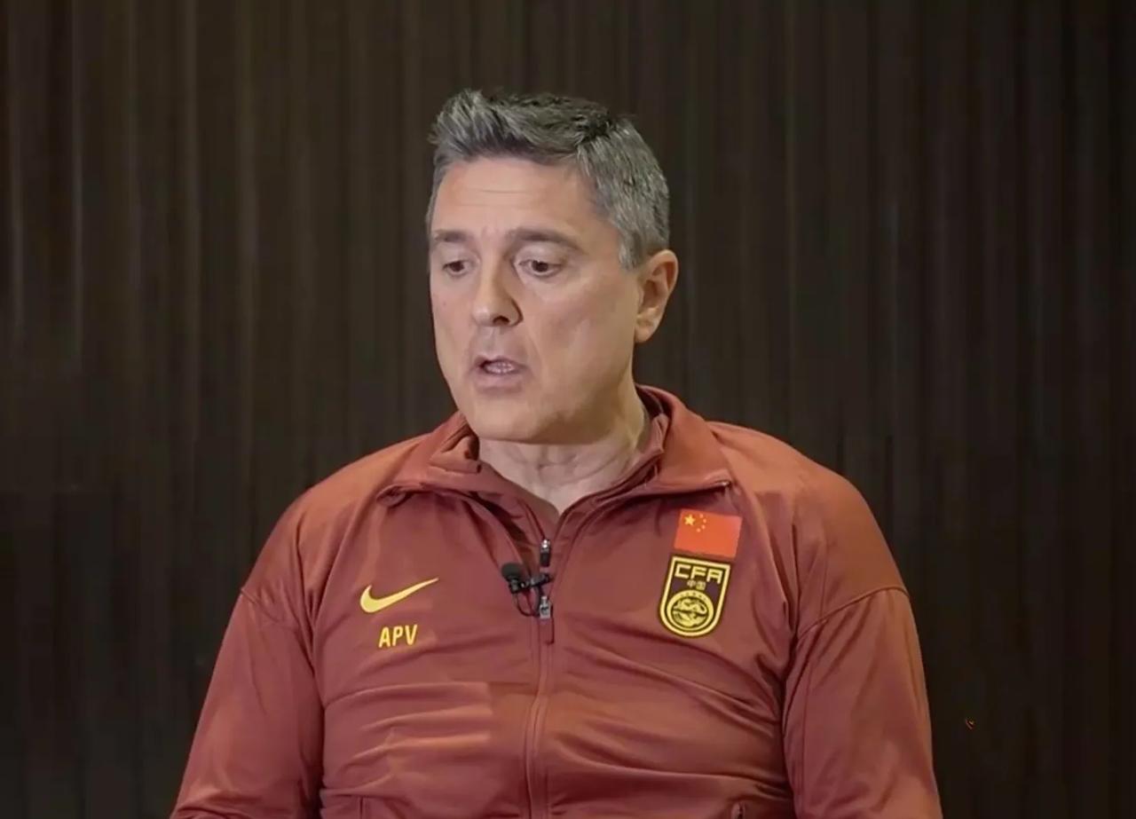 央视专访！U23国足主帅安东尼奥透露了他选择防守反击战术的原因。他在接受记者的