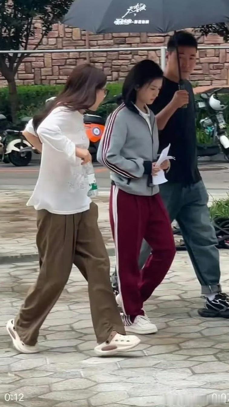 合诗雨被拍到进组天才女友了​​​