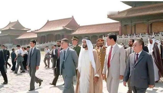 1990年，阿联酋总统访华，拒吃中餐就自带厨师与食材，甚至还有一只活羊，但仅一