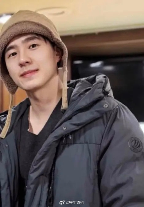 周冬雨和刘昊然这是最近的穿搭帽子这不是一模一样吗？