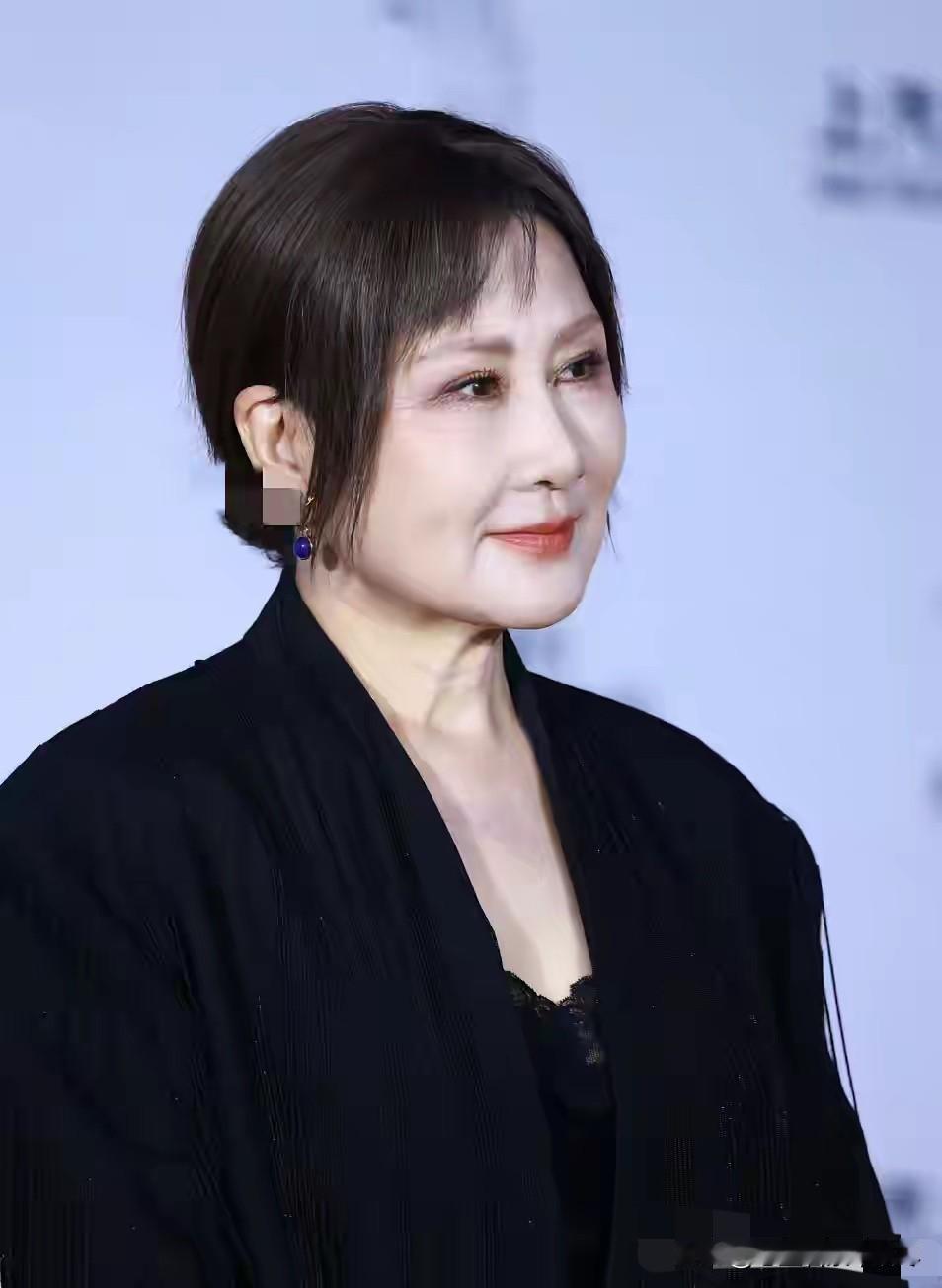 张凯丽的这穿着打扮可真是让人一言难尽了，63岁都已经是当奶奶的人了，可是张凯丽却