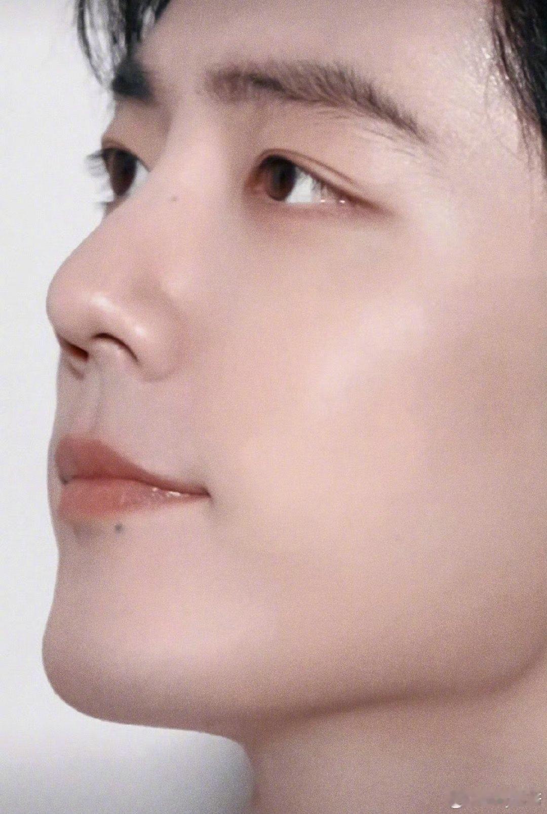 这个海报男主确定没有融肖战的脸吗？侧颜几乎是一模一样的程度，嘴唇下方的痣也是一样