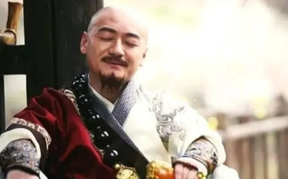 朱元璋将两块金子塞给大舅子郭德成：“这是我赏你的，你不要告诉别人。”郭德成毕恭毕