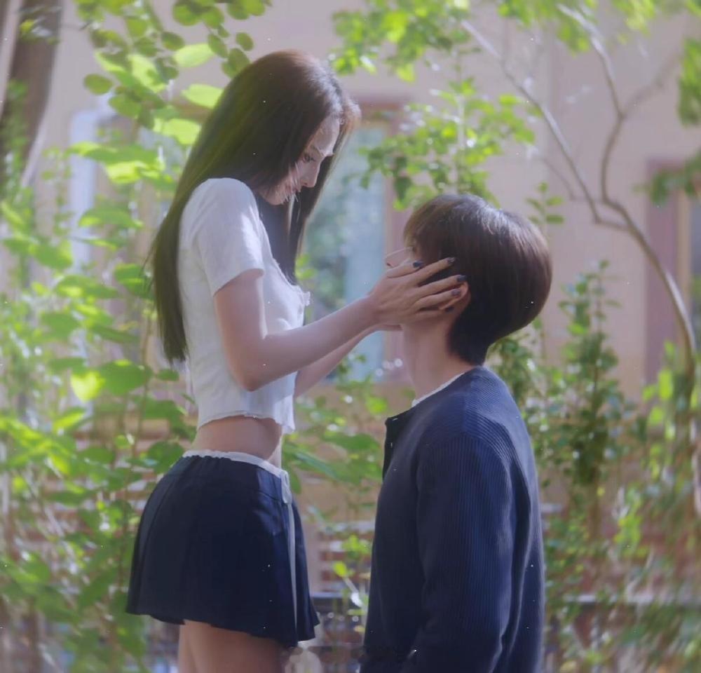 彭小苒的腰夺命的刀彭小苒的腰真是夺命的刀！这个侧身的角度，整个人薄薄的一片但却