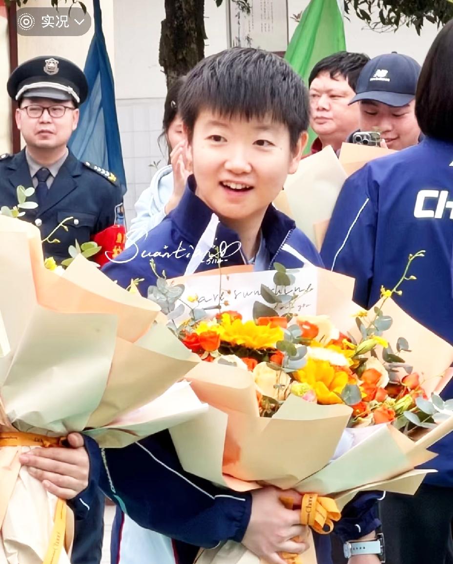 三八妇女节这天的莎莎，格外的可爱，乖萌萌实至名归。原来上午男队参加活动，