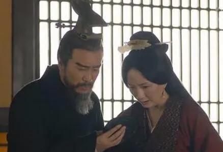 在三国乱世里，英雄关羽跟着曹操打吕布时，竟然主动开口要个女人当老婆，说啥战功都不