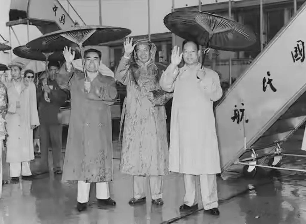1961年，周恩来总理与北京市市长彭真（右一），国务院副总理兼总参谋长罗瑞卿大将