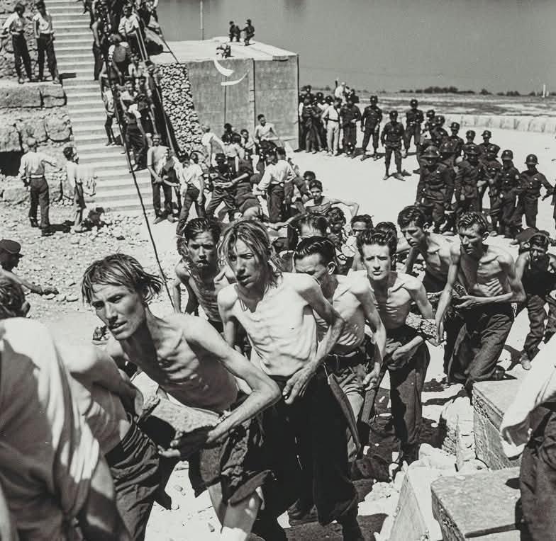 1945年5月5日——“死亡阶梯”五月初，第三帝国已然崩溃。柏林陷落，欧洲战事