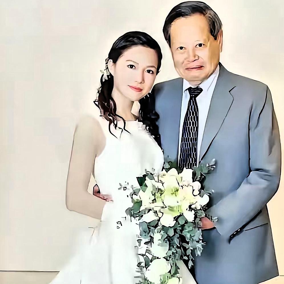 34个大箱子。翁帆一个人，就这么悄悄地，把杨振宁的一辈子给打包带走了。其实她