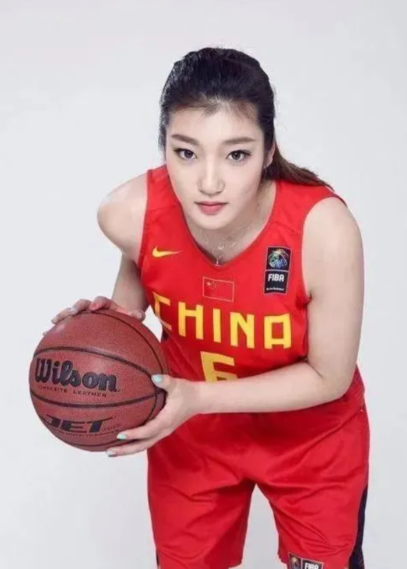 李梦不打篮球收视率会降低吗？中国女篮有观赏性就是这几位球员带来的，李梦，李月