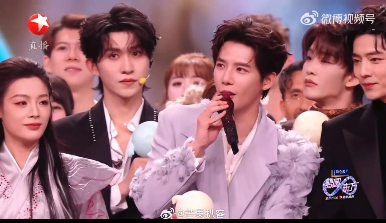 于适肖战王安宇站在一起，确实很难分辨谁更帅，居然都是网友喜欢的类型。你觉得呢？