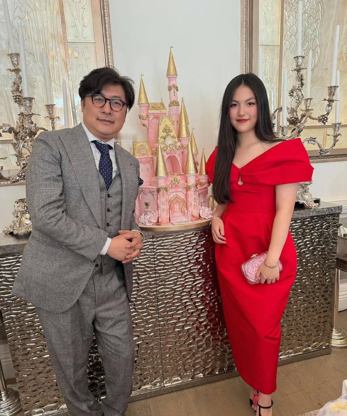 李湘与王岳伦罕见合体，为女儿王诗龄庆祝16岁生日，与以往家庭照片相比却显略显疏离