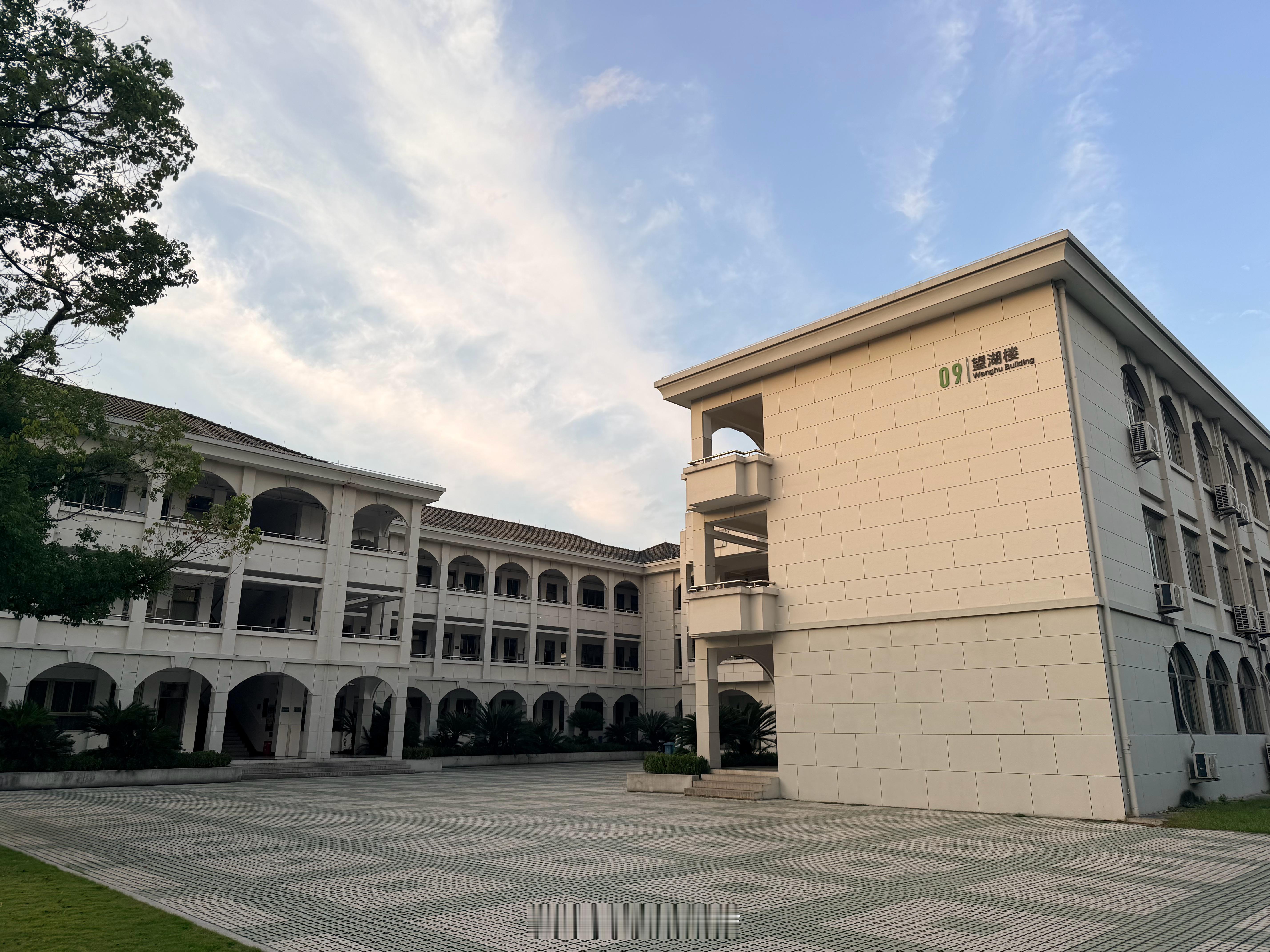 毕业20周年[比心]图一20年前的教学楼图二20年前的教室图三20年前的班主