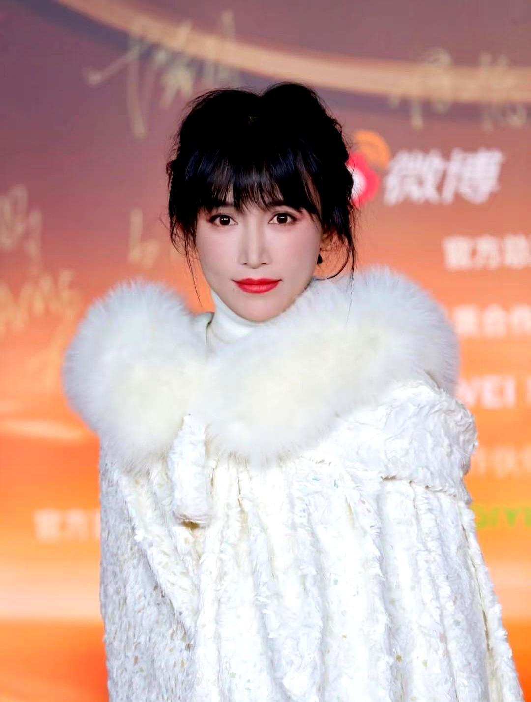 李子柒这人是真牛。别的网红停更几天就急得不行，生怕被忘了。她倒好，直接消失