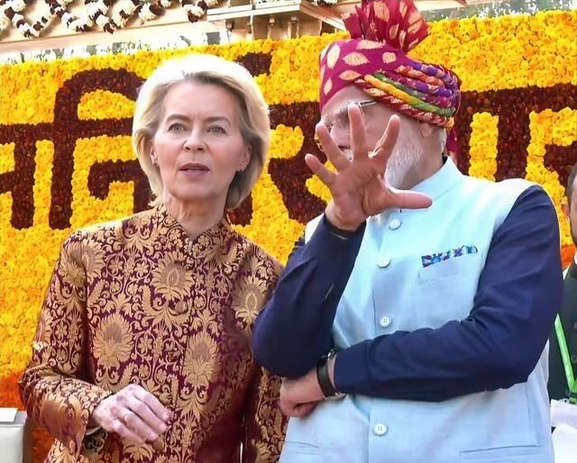 太尴尬了！欧盟主席冯德莱恩被邀请参加印度阅兵式后反而遭到了美国多家媒体的嘲讽，认