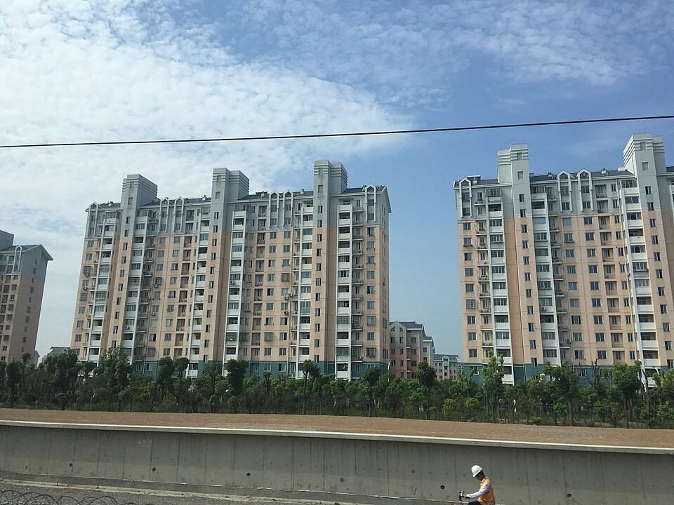 终于知道为啥各大房企敢集体涨价了，原来是全球资本早已嗅到了大变局！828新政刚