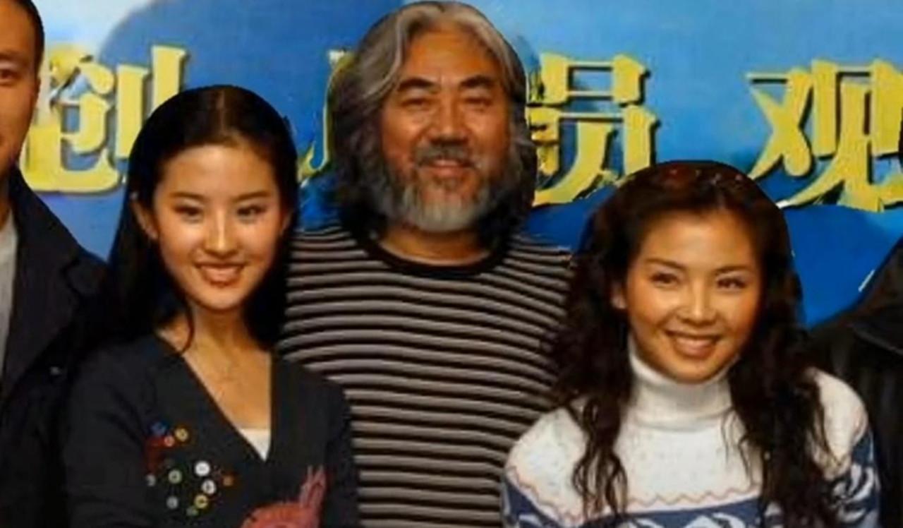 当导演就是好，看到的美女太多了，张纪中也一样，和他合影的这几个女星好美！
