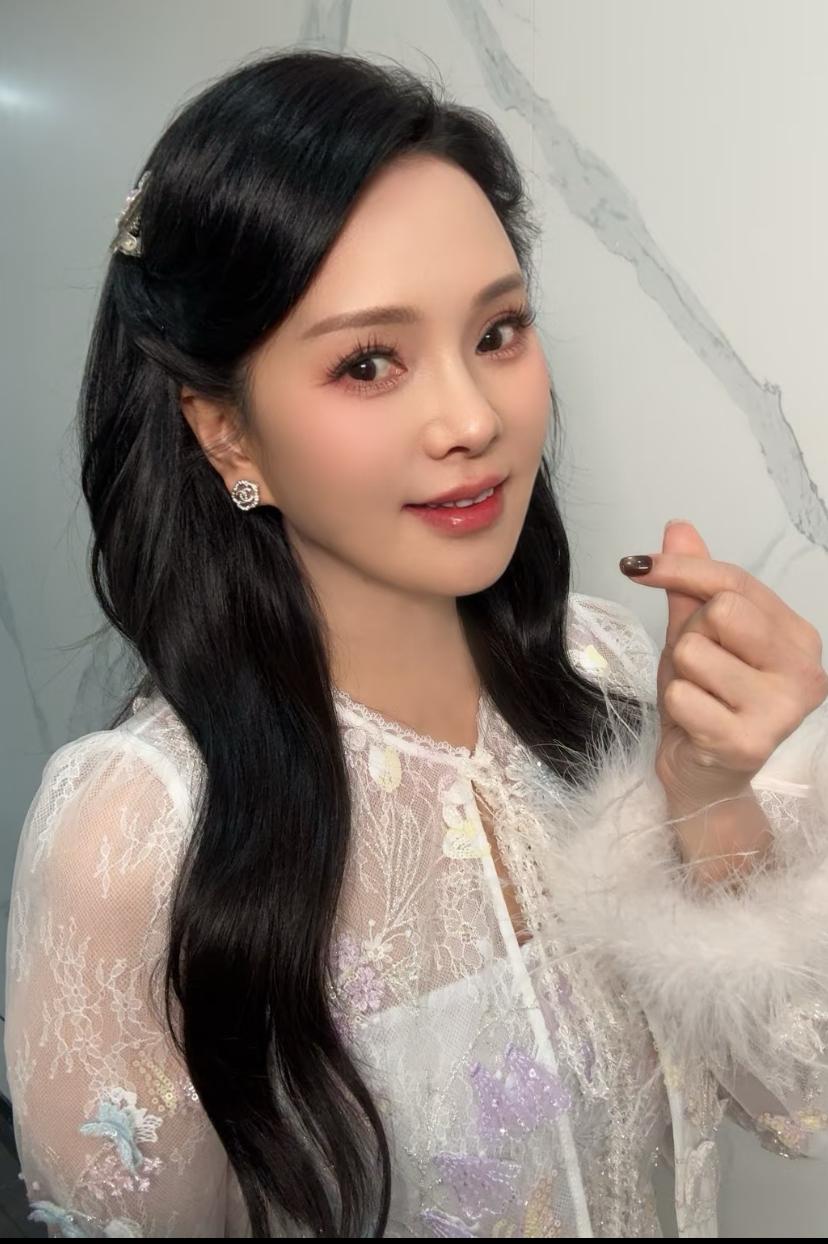 人还是得服老啊就说伊能静，看她直播那状态，三十多岁即视感，一度让我以为她是保养