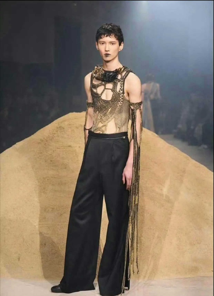 其实周深还是太保守了，为什么不像模特这么穿​​​