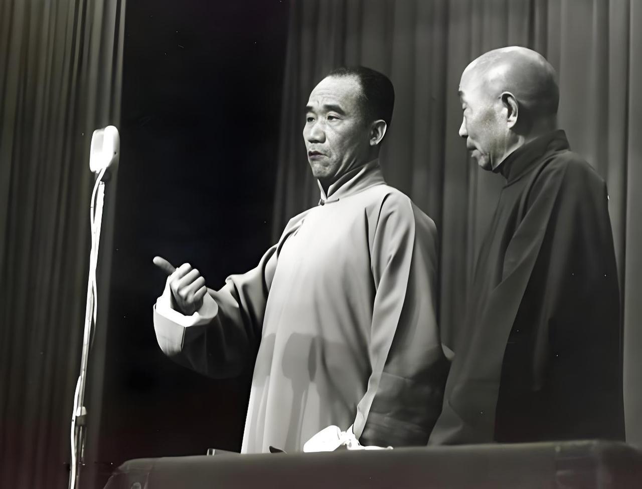 毛主席听相声有个习惯，就是硬忍着不笑。台上表演得再精彩，他最多把脸憋得通红，就是
