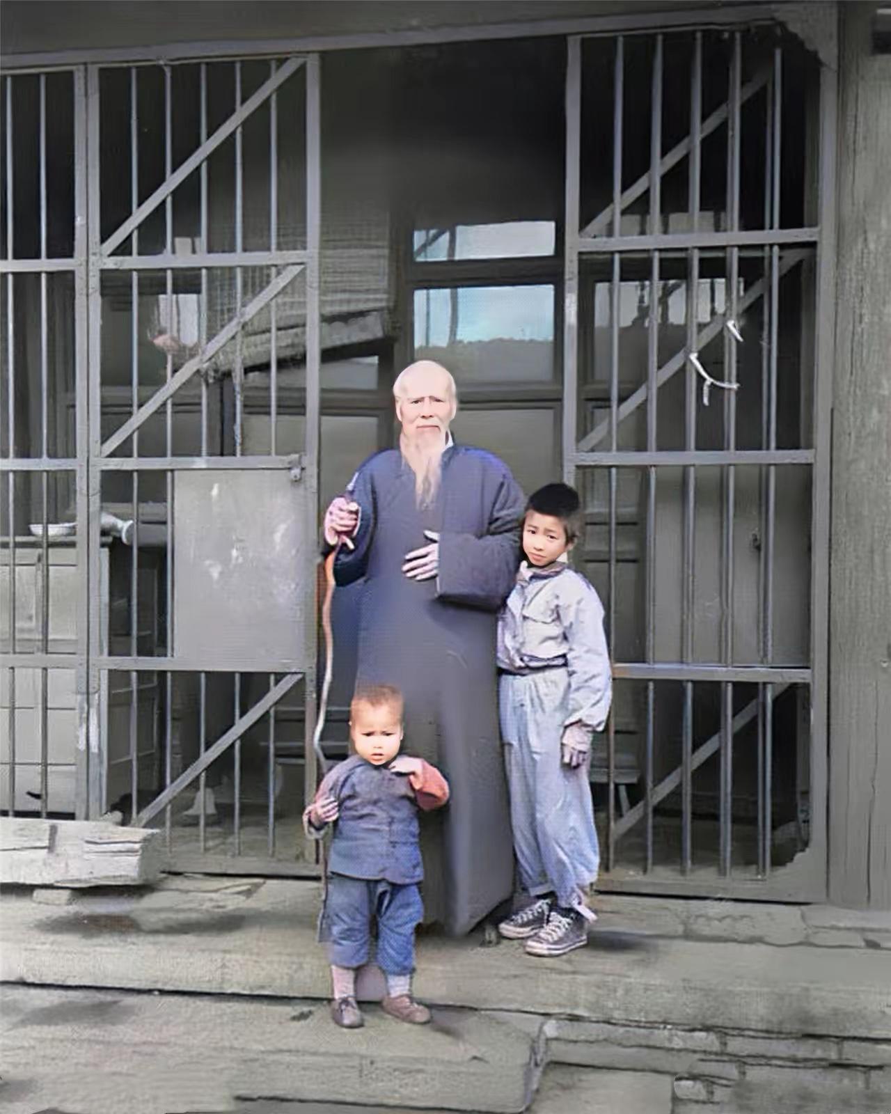 下图一是齐白石祖孙三代的合影，其中依偎在齐白石身边的大孩子是他最小的儿子齐良末，