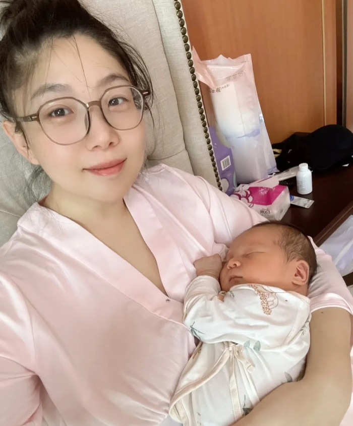 一对夫妻因为生不出孩子就离了婚三年后前妻打电话来说，昨天我生了个儿子前夫说那恭喜