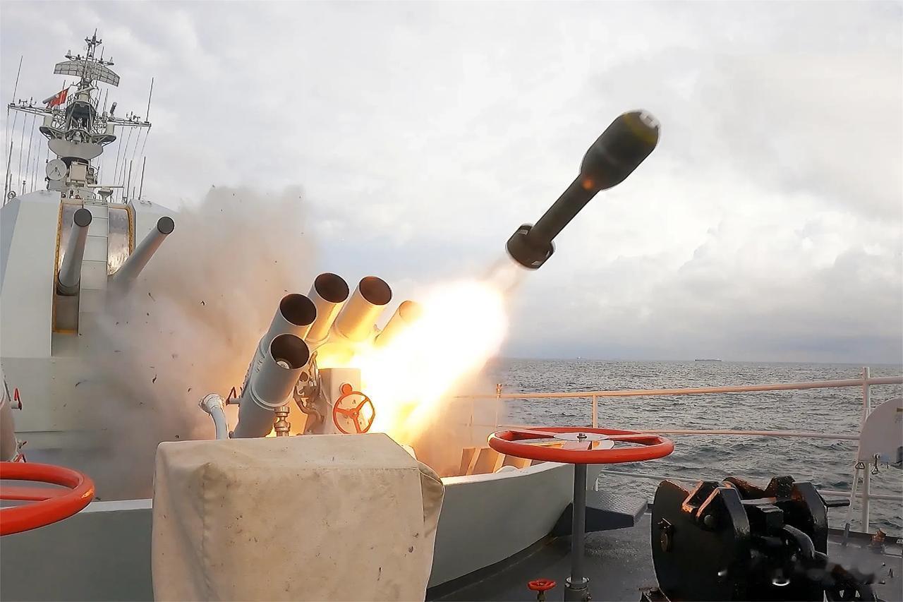 我们的解放军开展实弹演习，威慑力巨大。这绝非单纯军事训练，是对日本的精准威慑。从