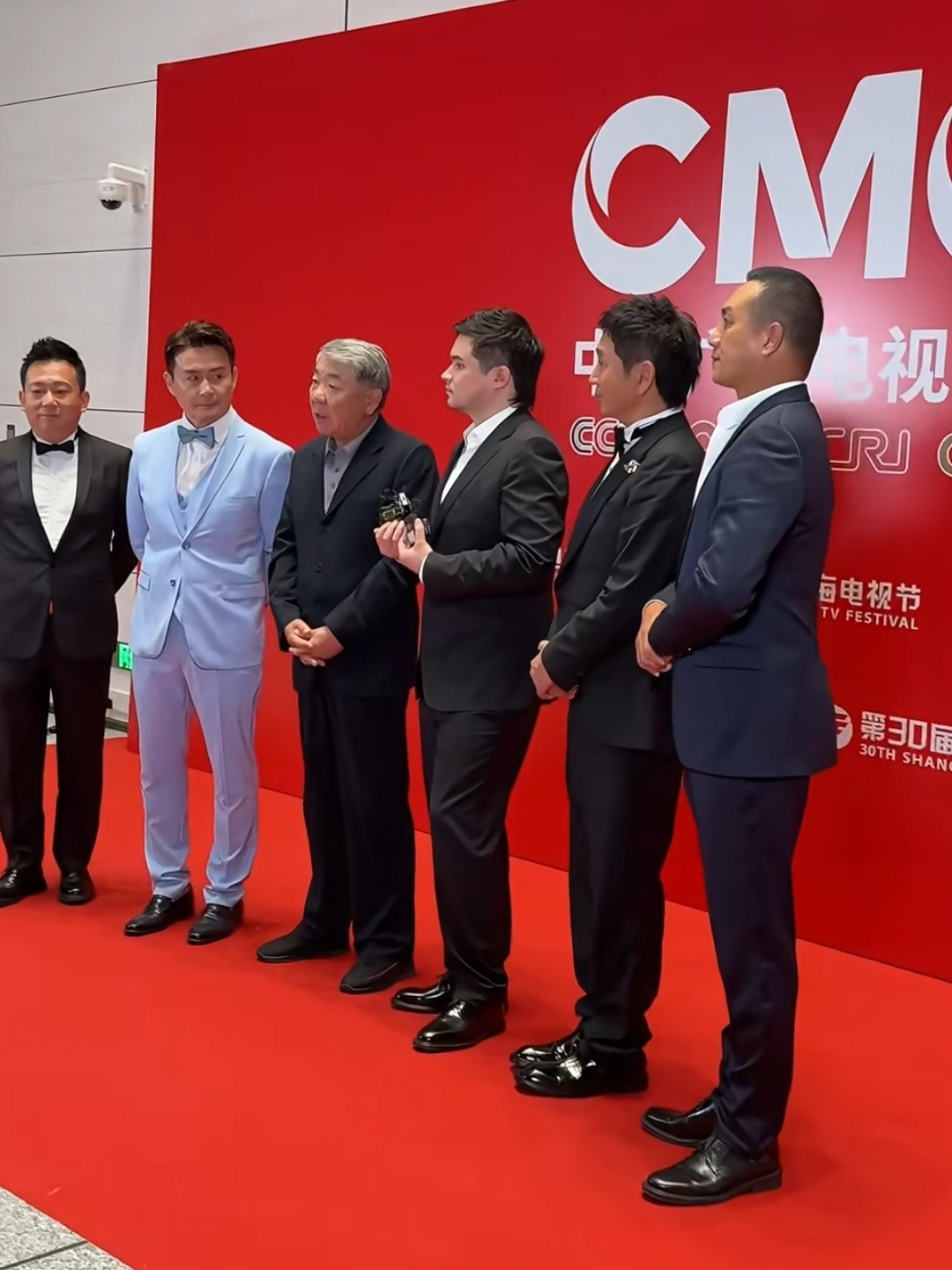 藏海传白玉兰特邀剧别人都是黑藏青，显得我们曹曹这身特别的公主