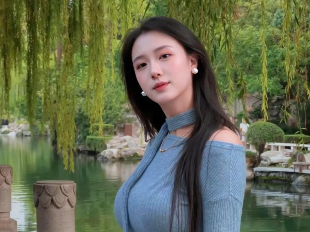 柳岸行垂柳把绿丝绦垂进湖心波纹揉碎了半池晴光石栏边的风绕着蓝衫走像吻