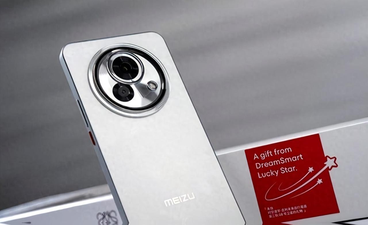 魅族虽然有不少键盘侠吐槽，但我可不在乎，我喜欢的是手机本身，又不是那些背后的事儿