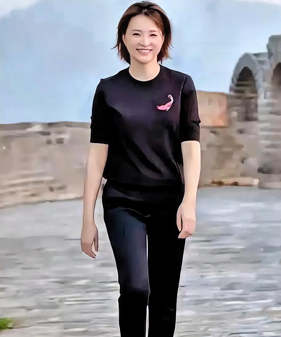 天呐！在长城上看到她，状态也太能打了吧！家人们，谁懂啊！在长城碰到这张脸，黑T