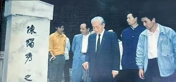 1990年9月，83岁高龄的赵朴初回到家乡安庆，在陈独秀墓前说：你看这墓碑上，只