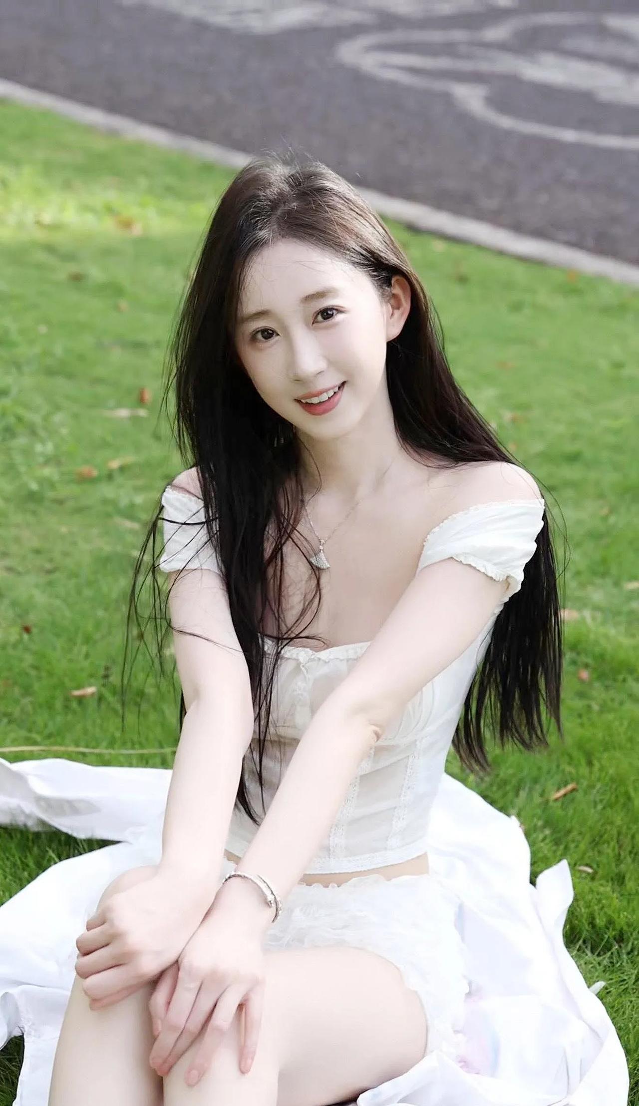 上联：白衣衬得娇容俏下联：绿草映出秀色佳对联对联欣赏