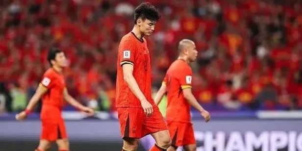 悲催至极，史上最弱的国足终究迎接了来自球迷挤压十几年的愤怒！原来国足是冲不进世界