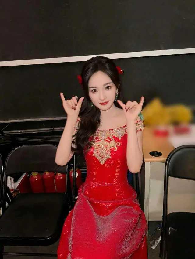 杨幂这个红肚兜有不喜欢的吗？