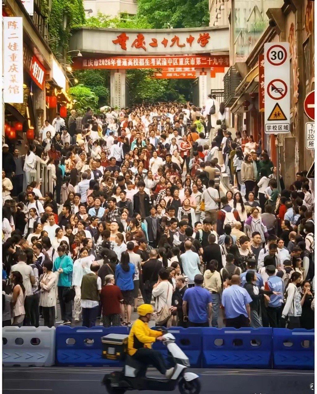 感觉这张图还是挺有艺术感的……