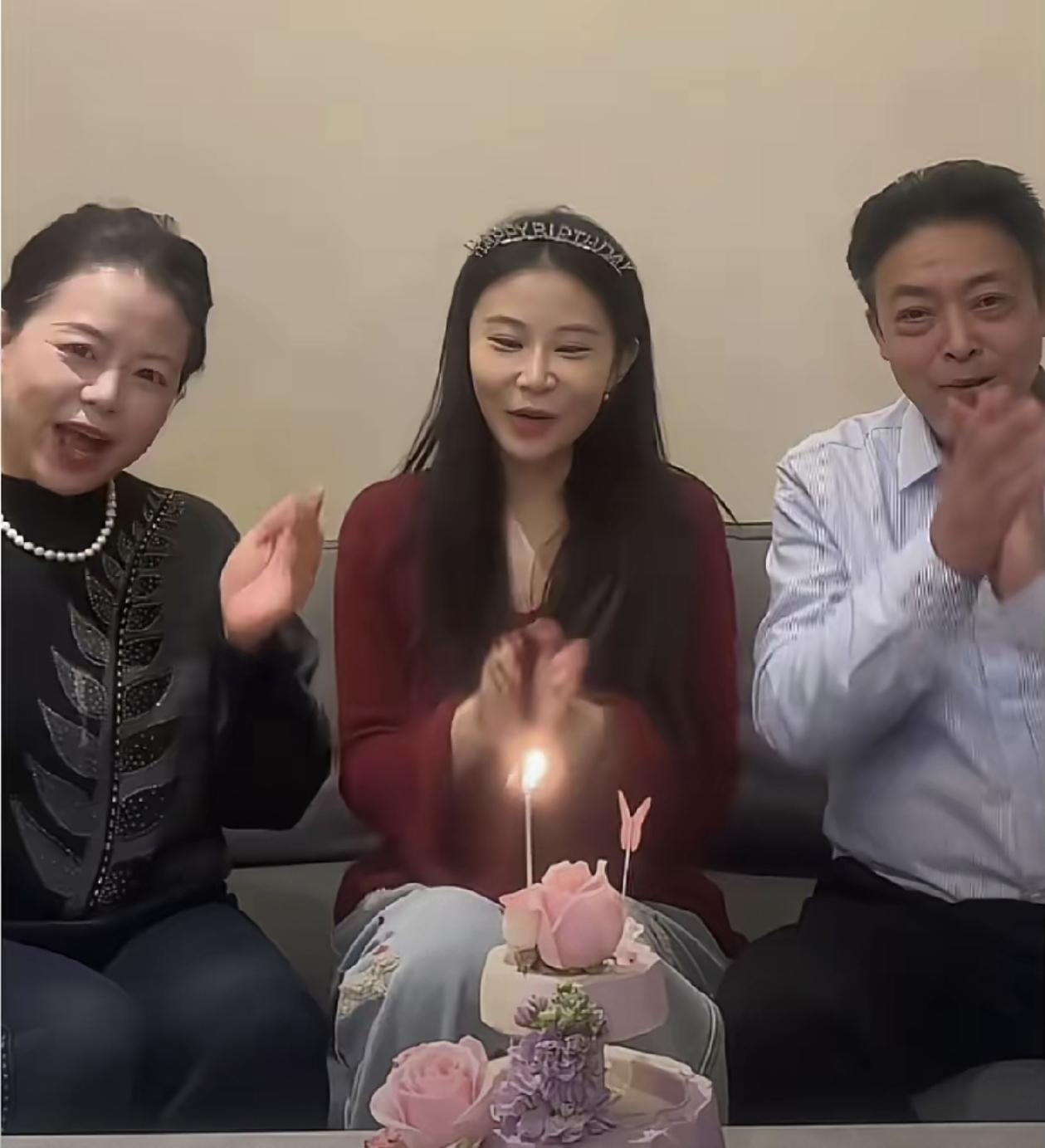 家人们，姐姐们，早晨好，现在早晨5点，姗姗翻来覆去睡不着，又想起来了许妈直播，昨