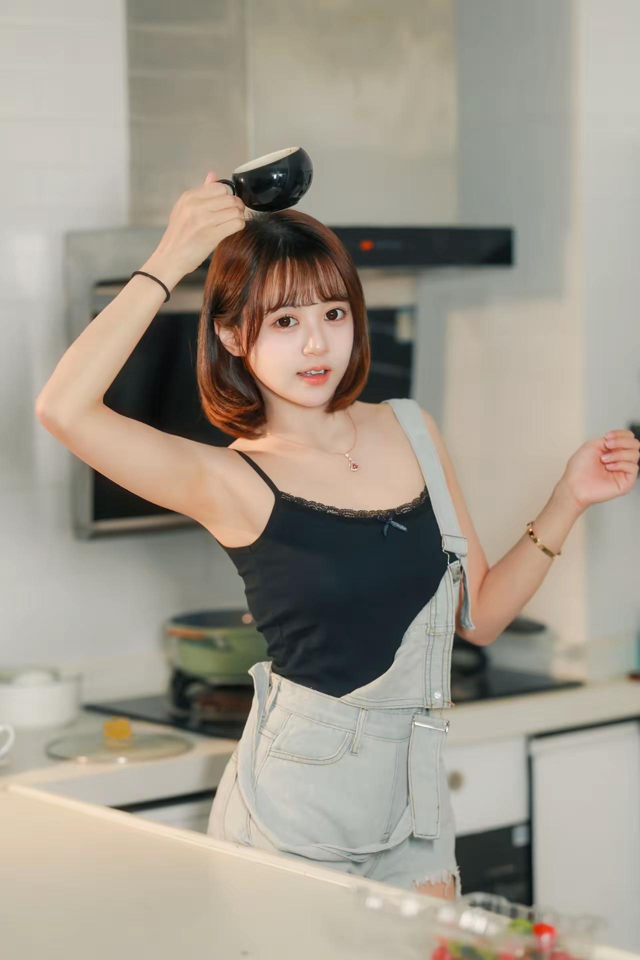 模特的五官是标准的「初恋脸」：圆溜溜的杏眼、饱满的苹果肌、软萌的短卷发，自带初春